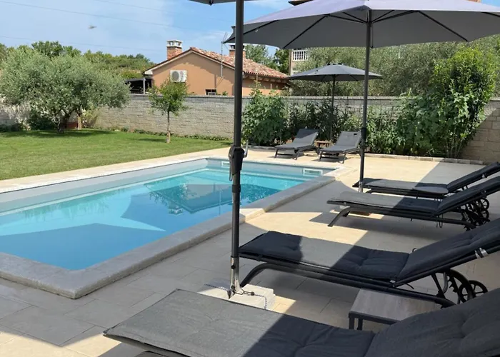 Tatjana Mit Pool