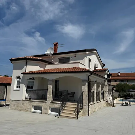 Tatjana Mit Pool Poreč